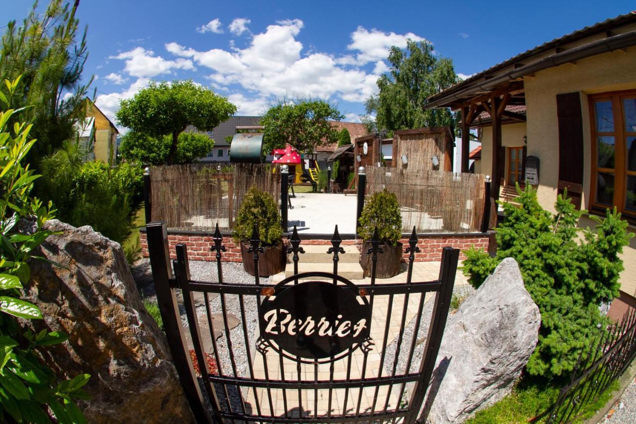 Apartmány Berries Valča Exteriér fotografie